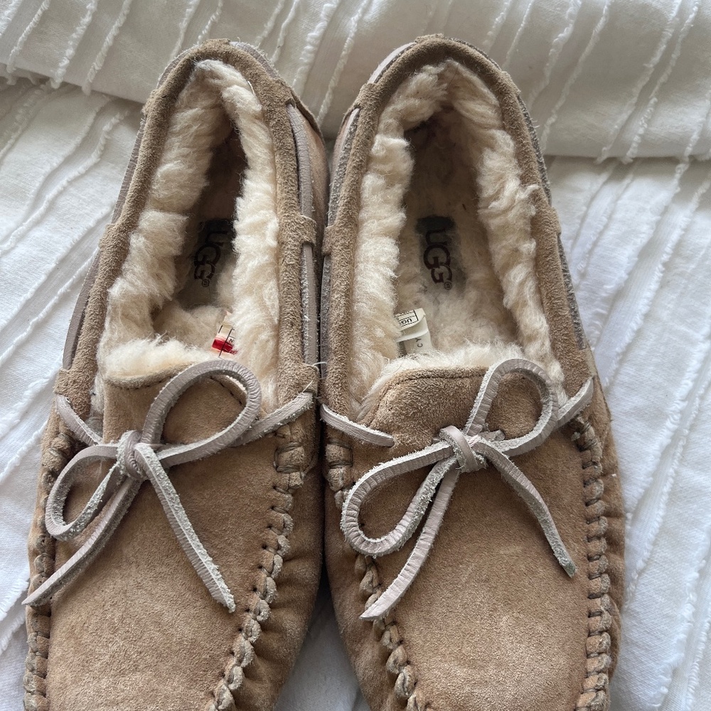 UGG Women’s Size 5 Chestnut Tan Suede Dakota Slip On Shearling Sherpa Slippers